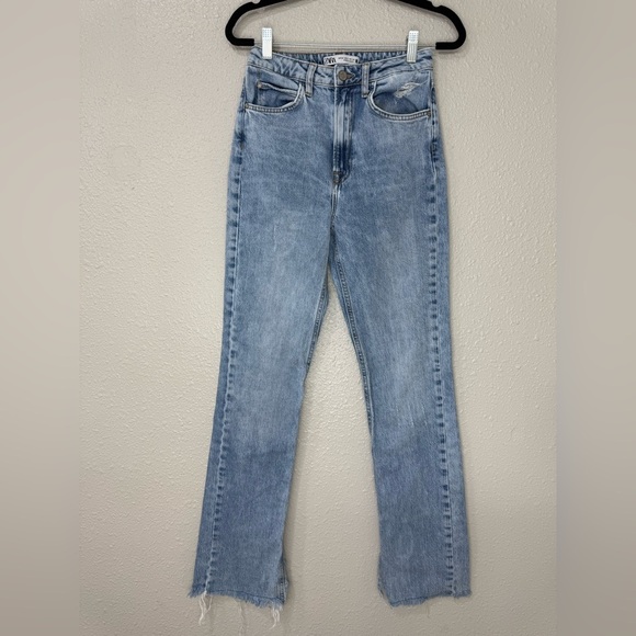Zara High Rise Slim Bootcut Slit Leg Blogger Fav Jeans
Size 2 (34) - Picture 2 of 7